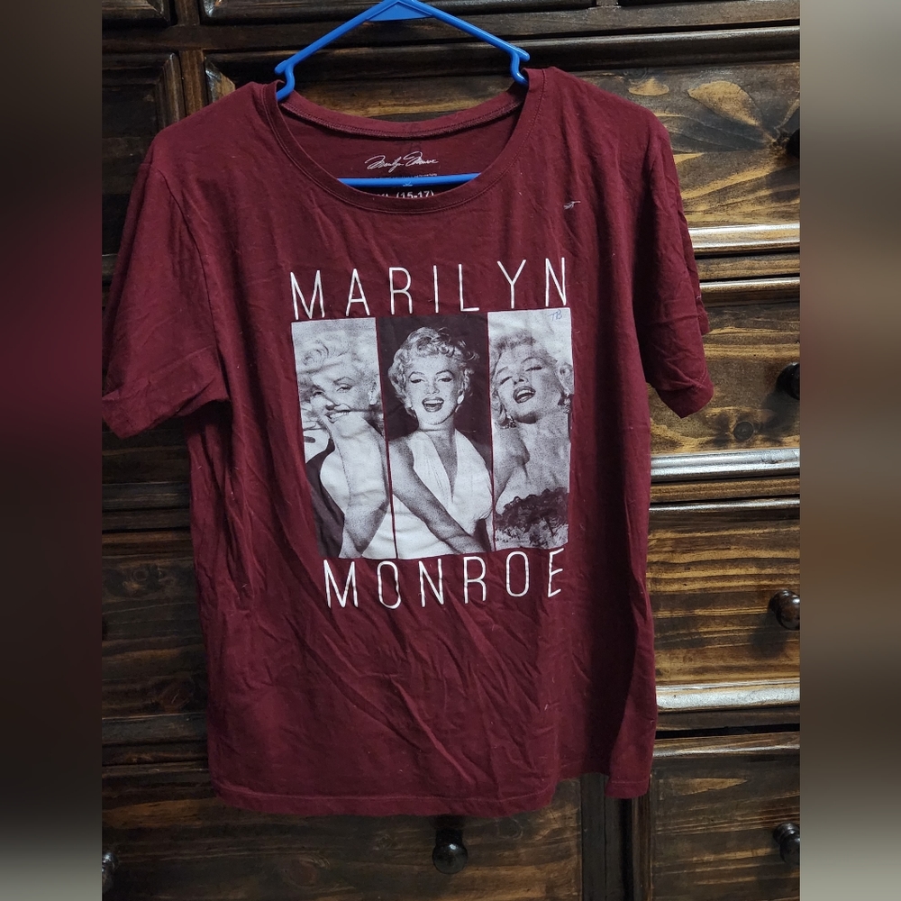 Marilyn Monroa Maroon tshirt